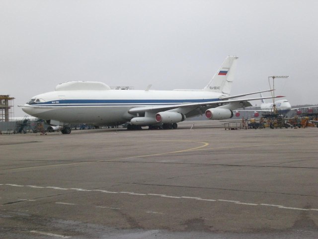 Спецсамолет ИЛ-86 на приангарной стоянке в Домодедово.Ноябрь 2013 г..JPG